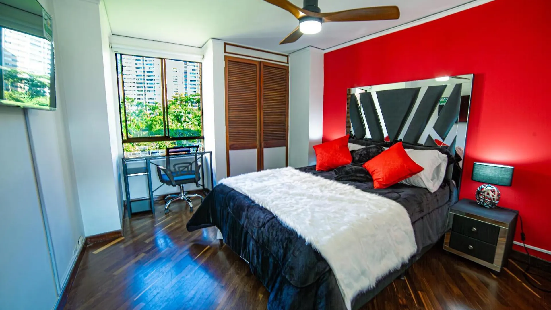 Top Floor Apt W/Balcony In El Poblado Medellín