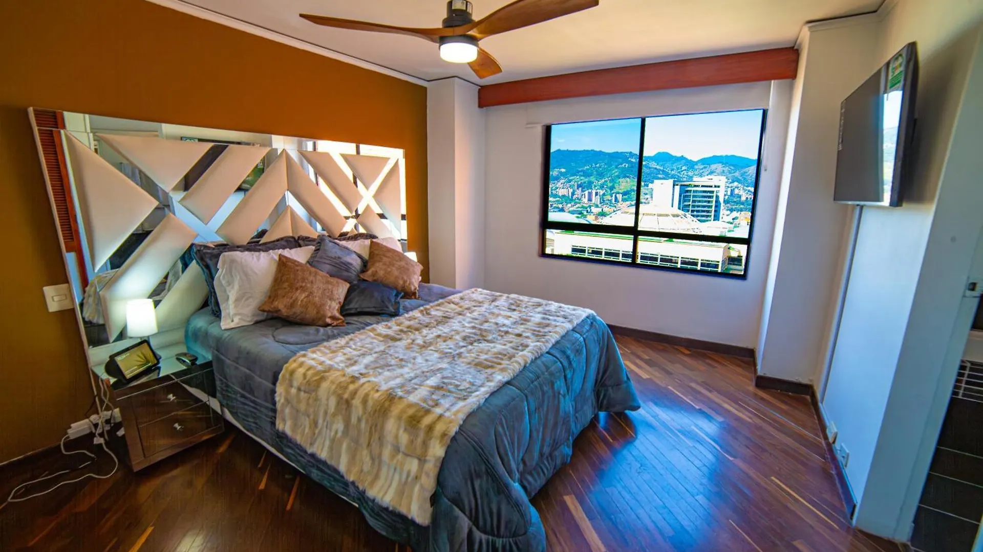 Top Floor Apt W/Balcony In El Poblado Medellín