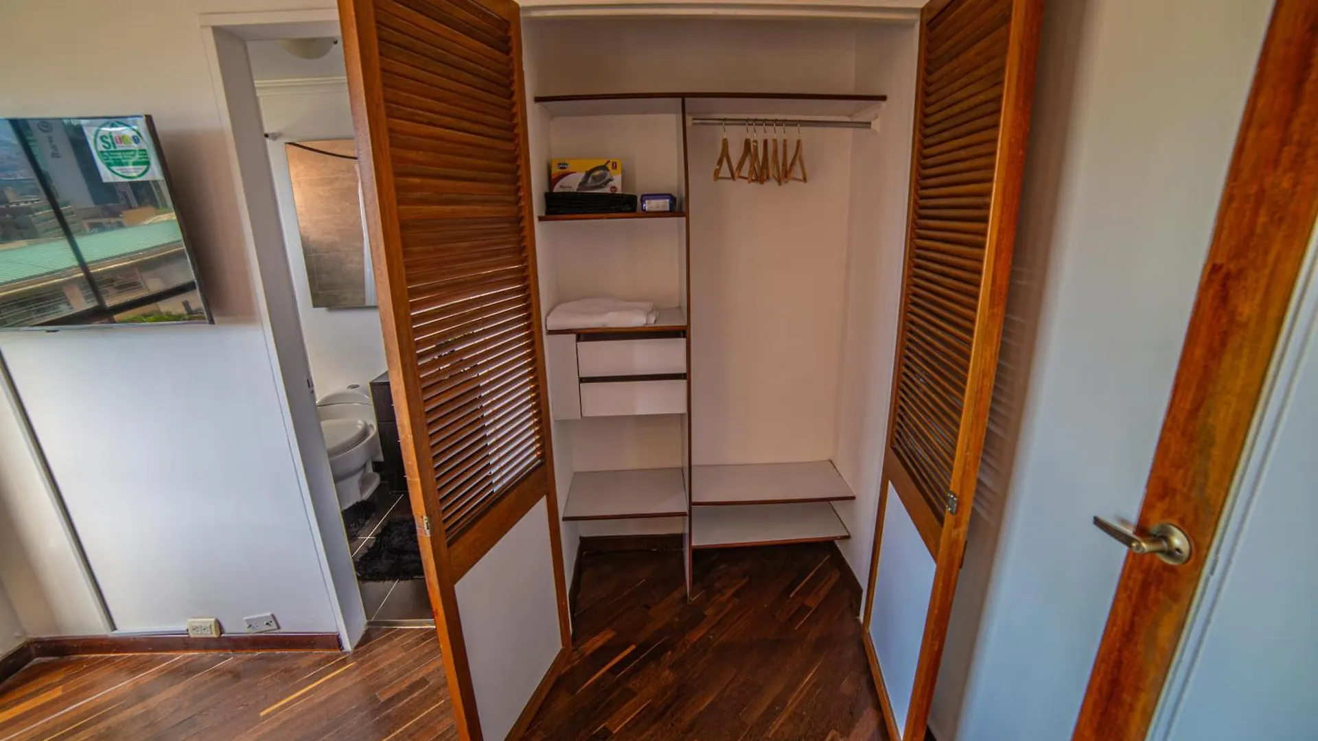 Top Floor Apt W/Balcony In El Poblado Medellín