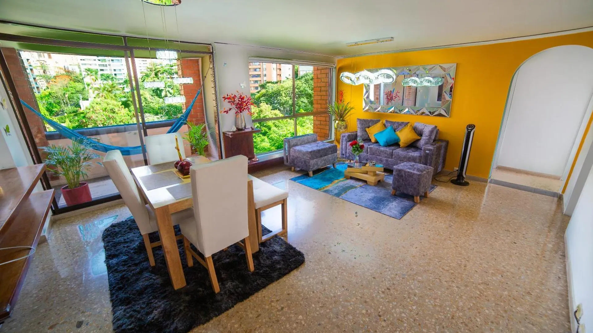Top Floor Apt W/Balcony In El Poblado Medellín Apartamento