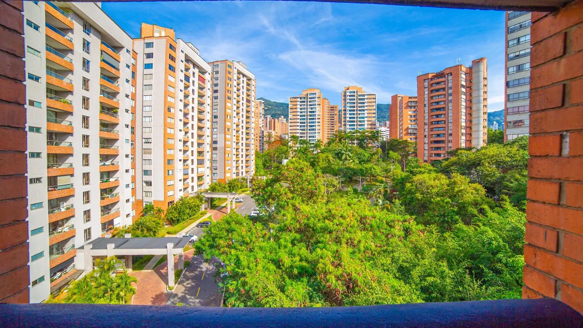 Top Floor Apt W/Balcony In El Poblado Medellín